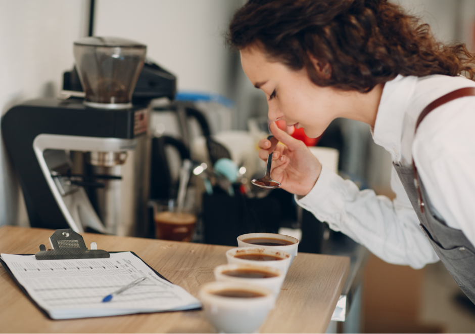 Femme goûtant diverses variétés de café. 