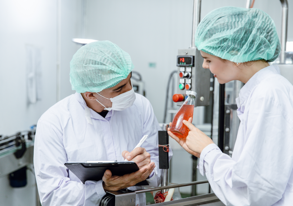 Photo de deux chercheurs en laboratoire