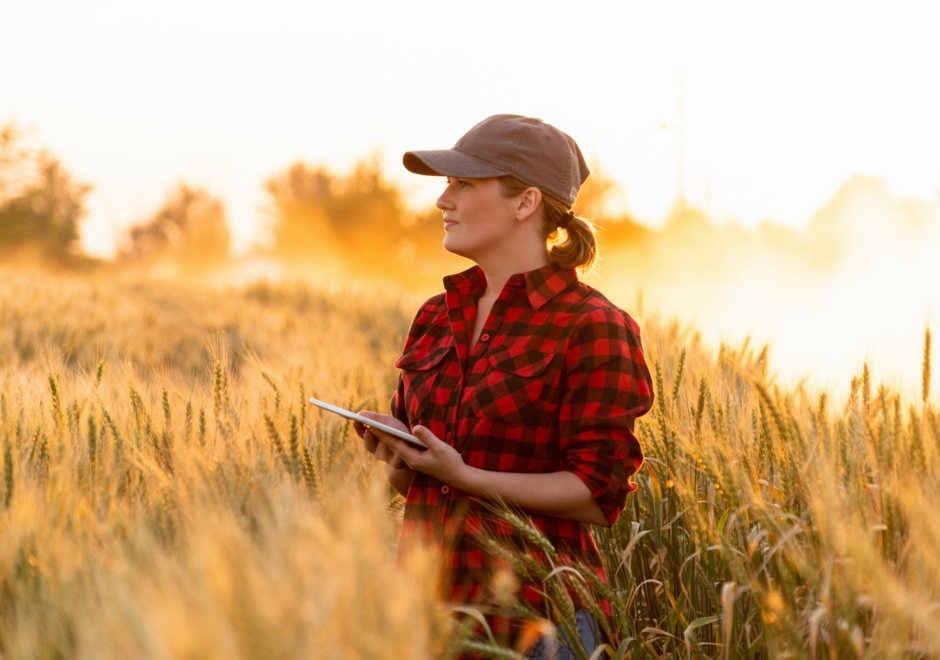 Photo d'une agricultrice dans un champs de blé